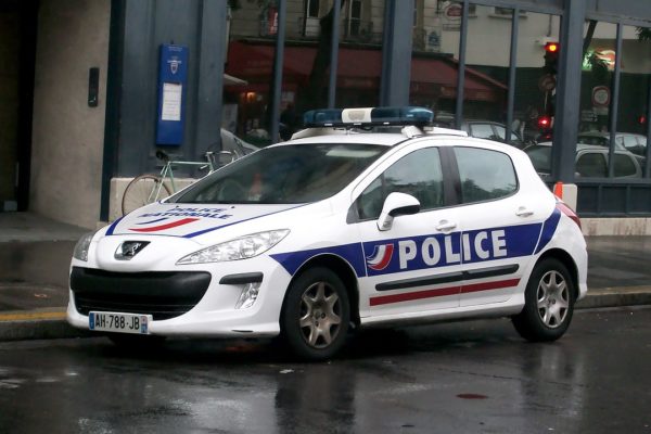 France: A man throws a 10-kilo bag of cannabis in front of a policeman