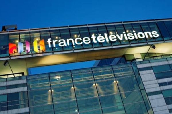 The government delays the end of the public TV channels France 4 and France Ô