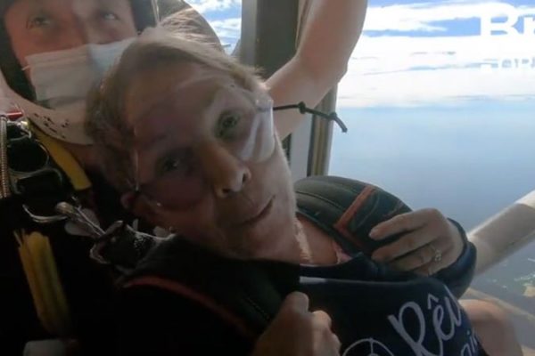 France: Aged 82, a woman makes her first parachute jump