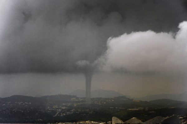 Spectacular tornado in south-west France