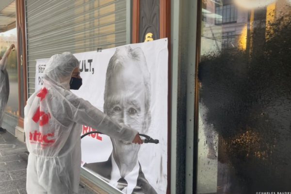 Attac activists give black marks to LVMH and other “shameless billionaires”